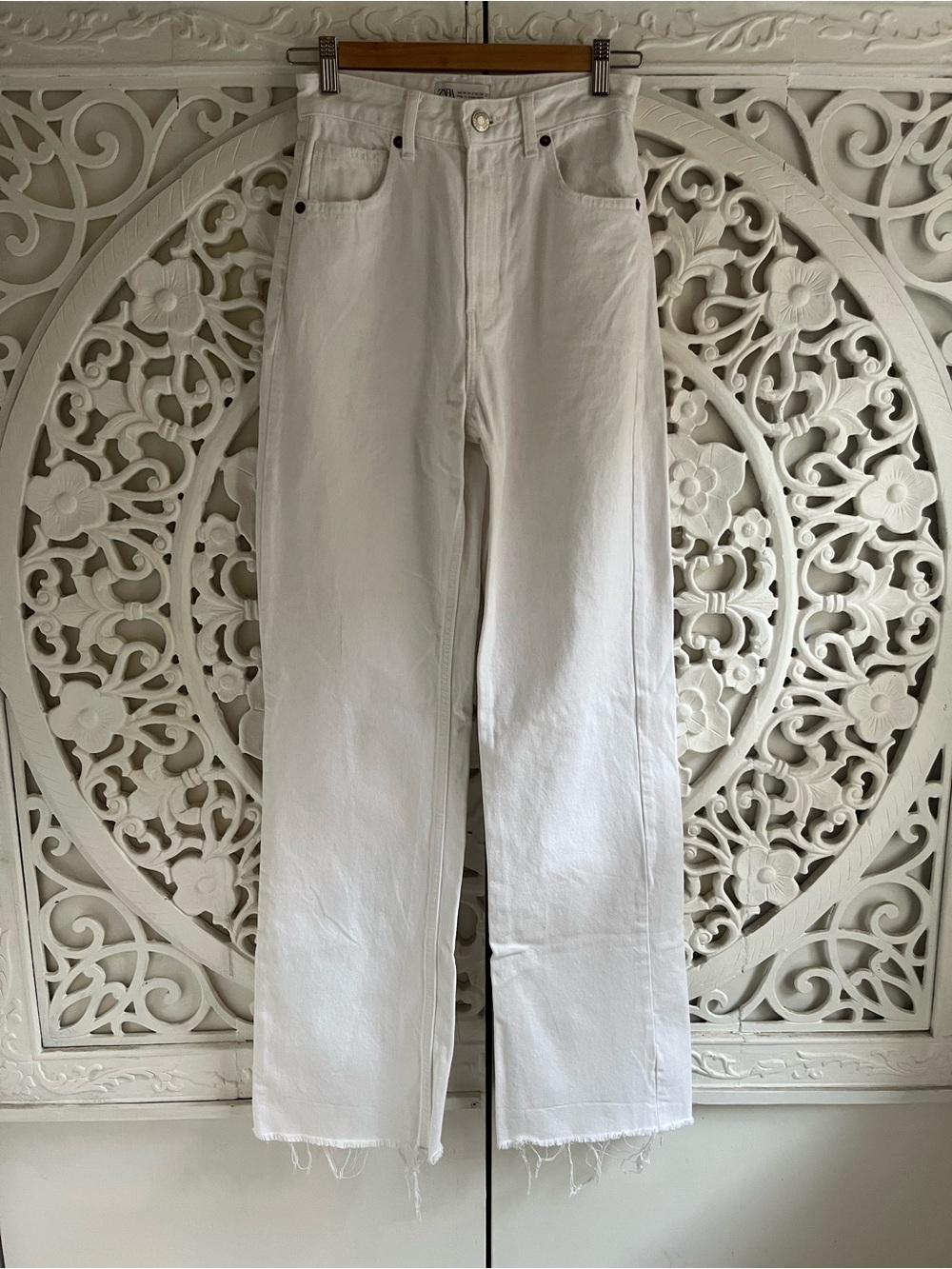 Zara High Rise Wide Leg White Jeans Raw Hem Size 2 EU 34